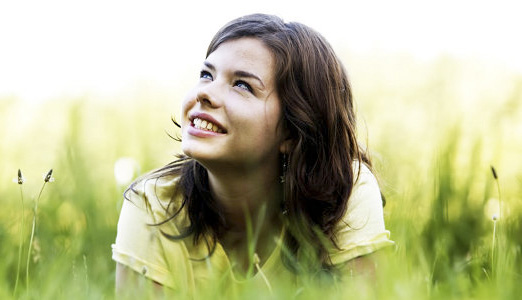 Chica sonriendo con fondo naturaleza